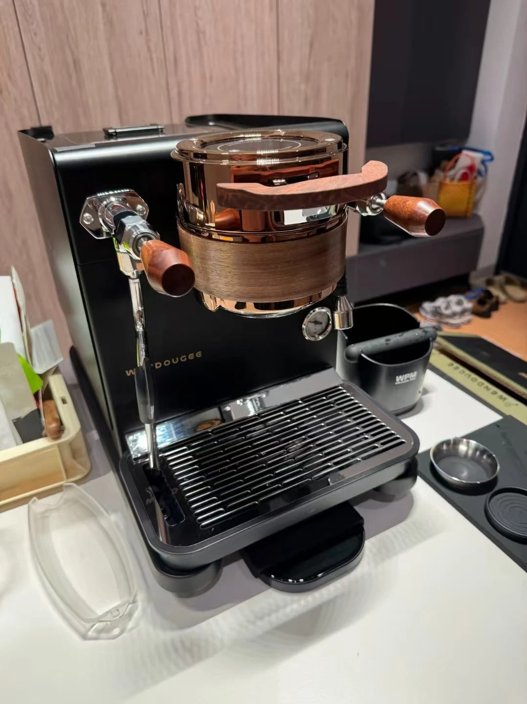 Wendouge DATA Automatic Battery-Powered Coffee Machine Italian Iron Touch Screen Hotel Use 24-Cup Capacity