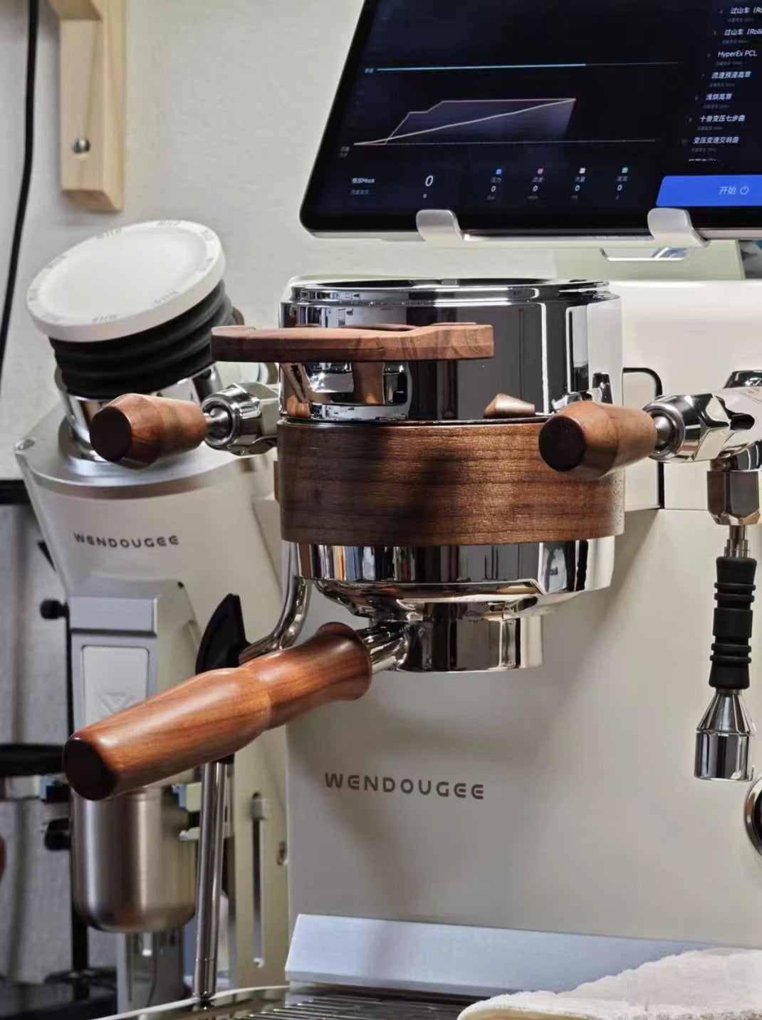 Wendouge DATA Automatic Battery-Powered Coffee Machine Italian Iron Touch Screen Hotel Use 24-Cup Capacity
